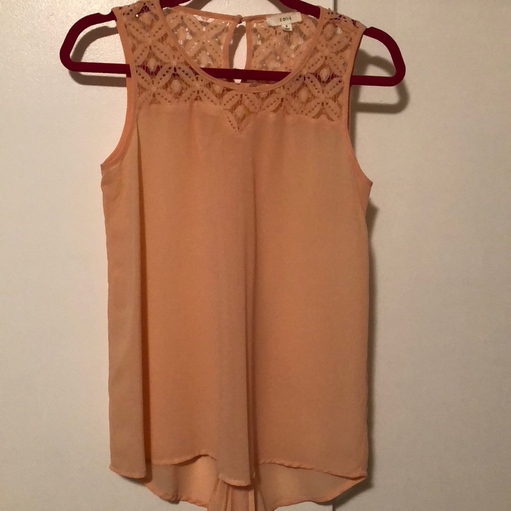 Edge lace tank. Peach